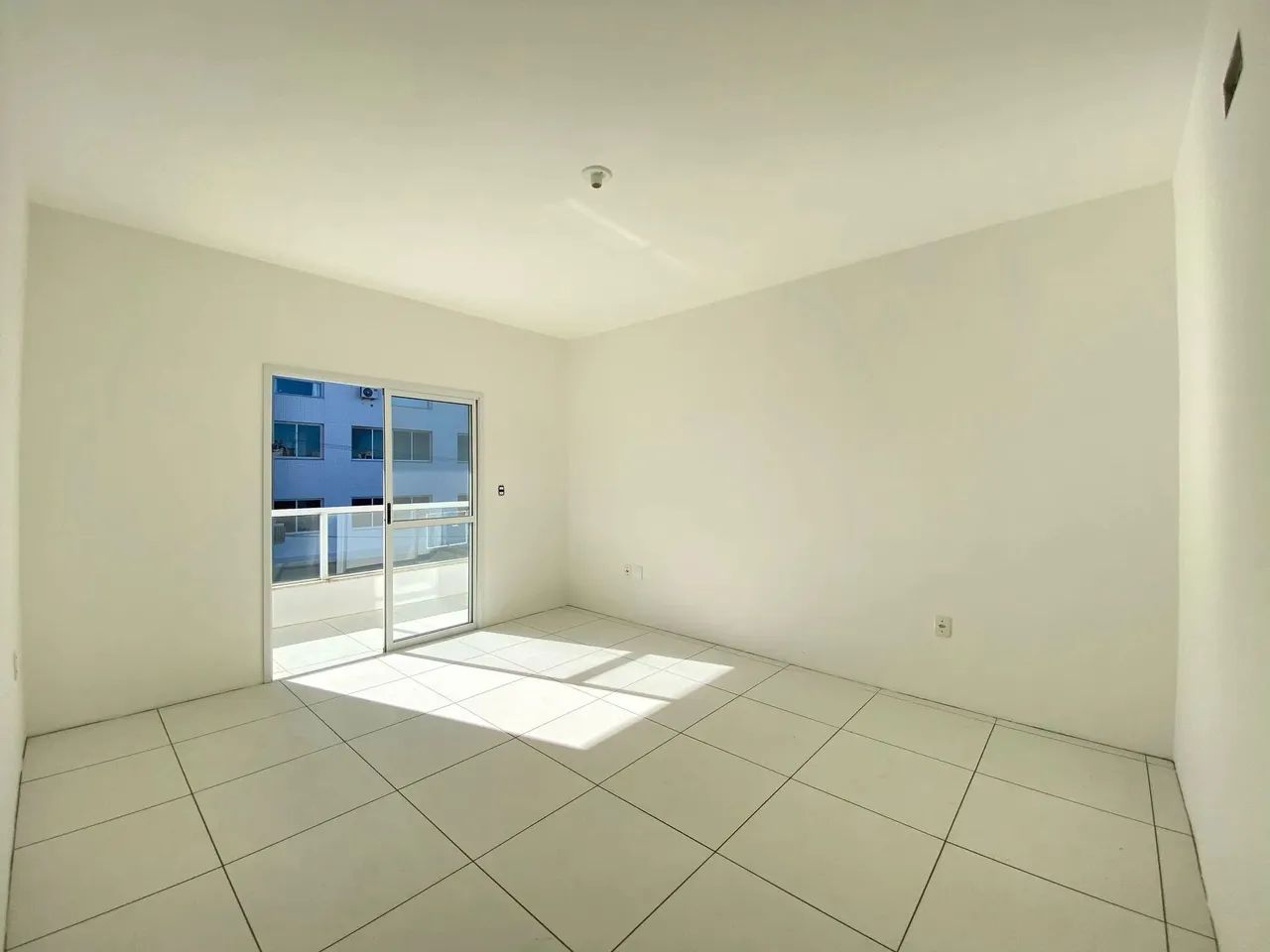 Apartamento de 02 dormitórios com sacada no centro! - Foto 2