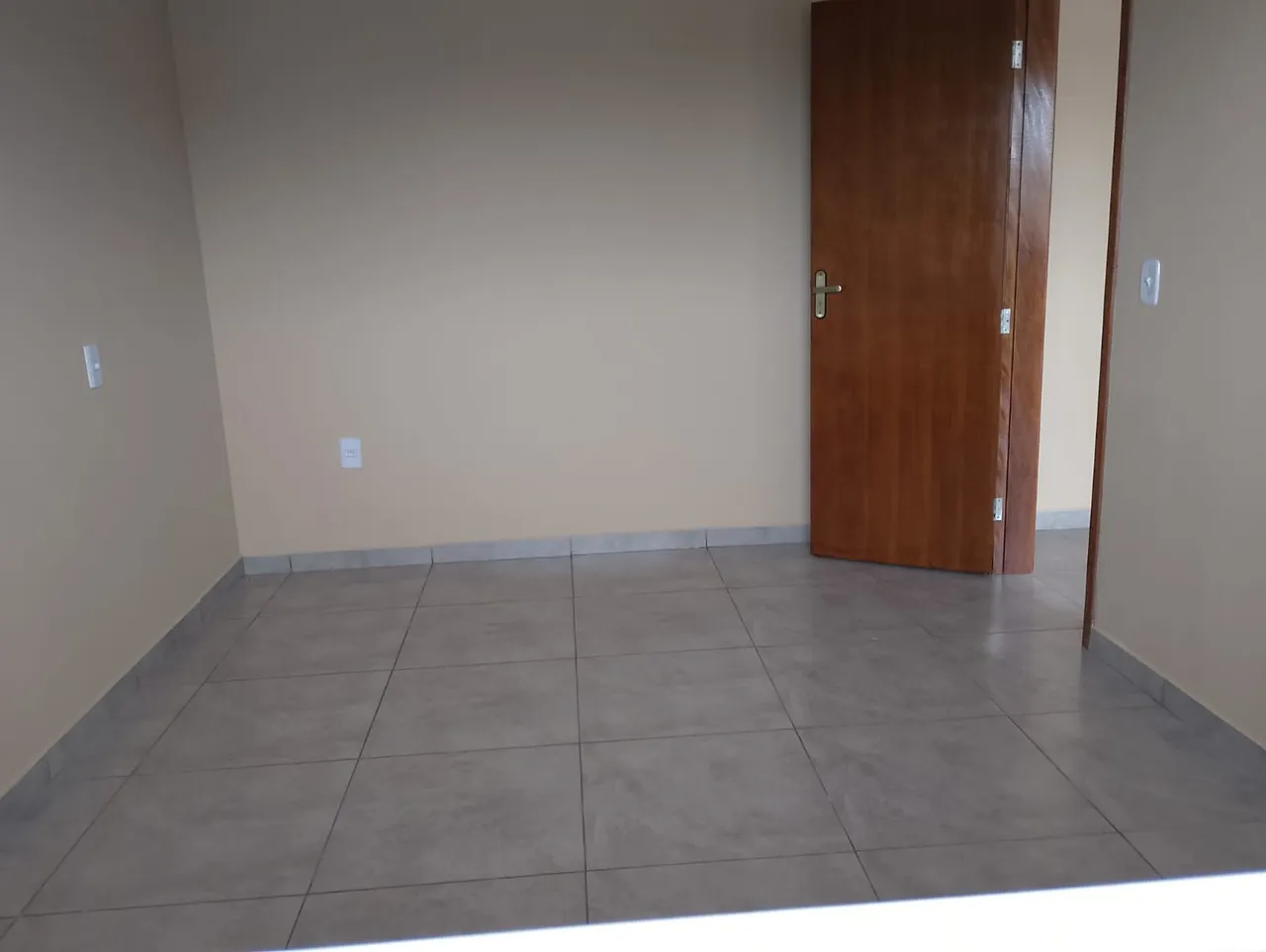 Aluga se meia água ===