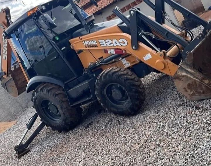 Retroescavadeira case 580n ano 2025 - Foto 4