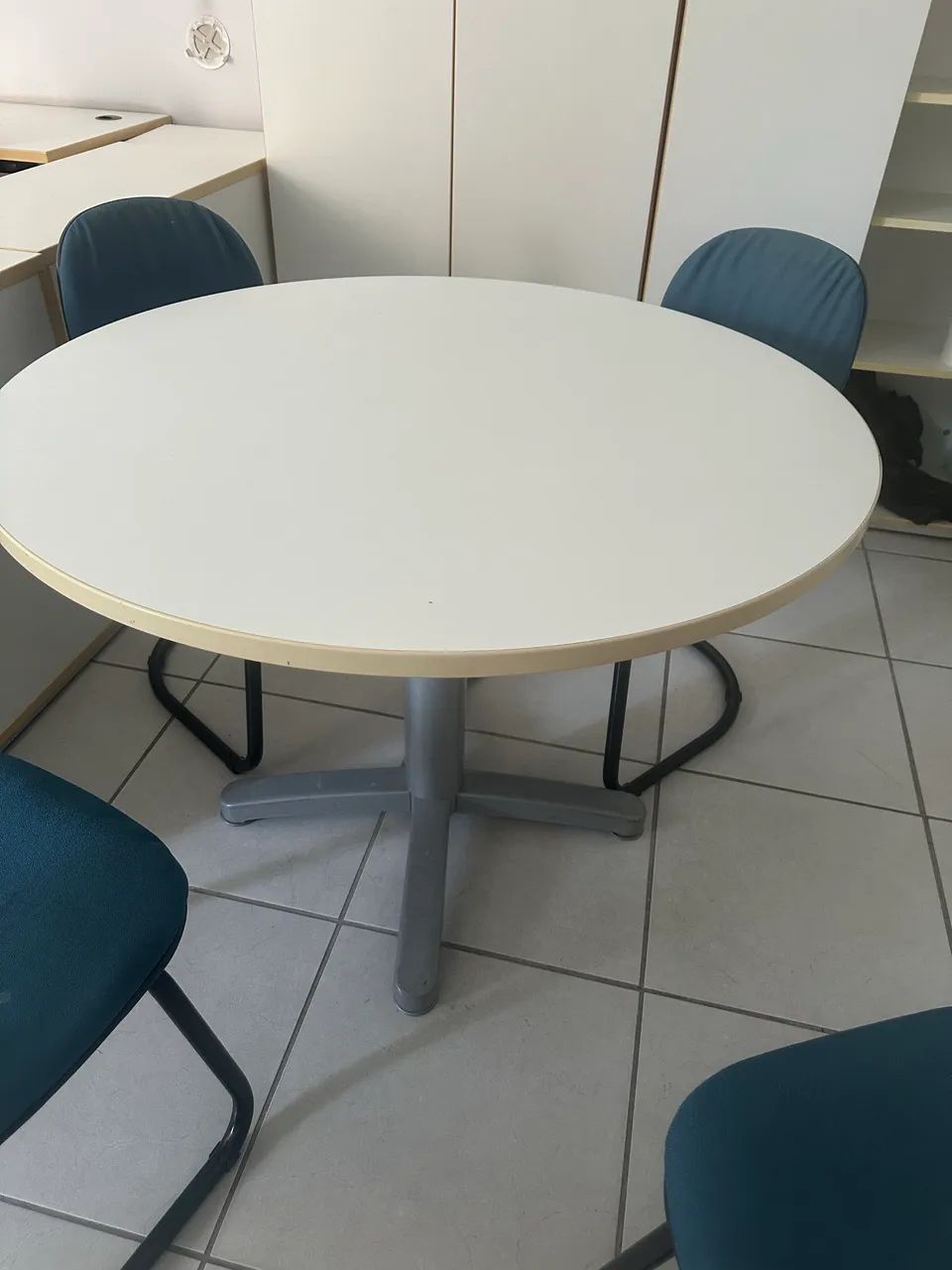 Mesa em fórmica  branca 1 metro de diâmetro  - Foto 4