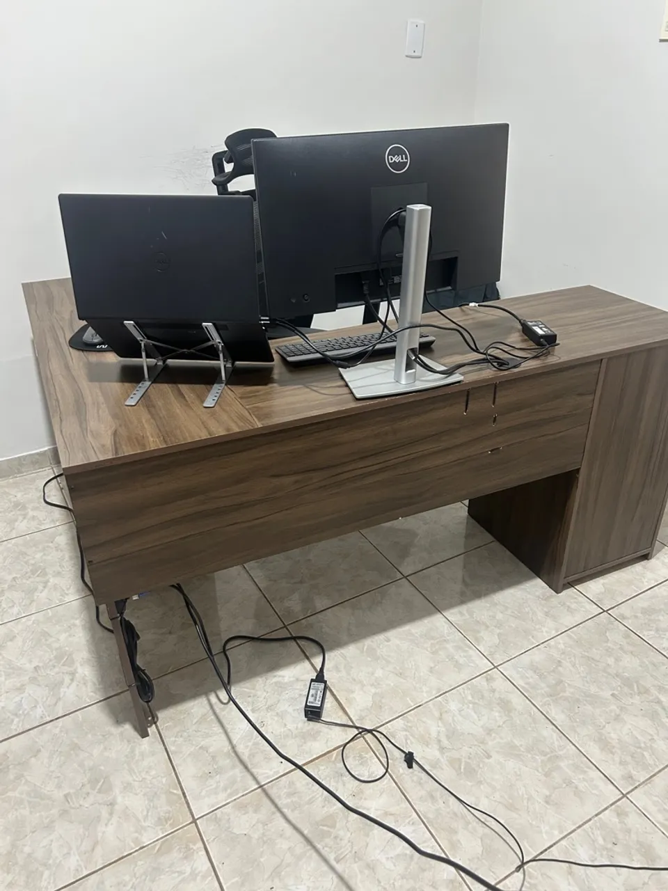 Mesa de Escritório Contém gavetas e portas