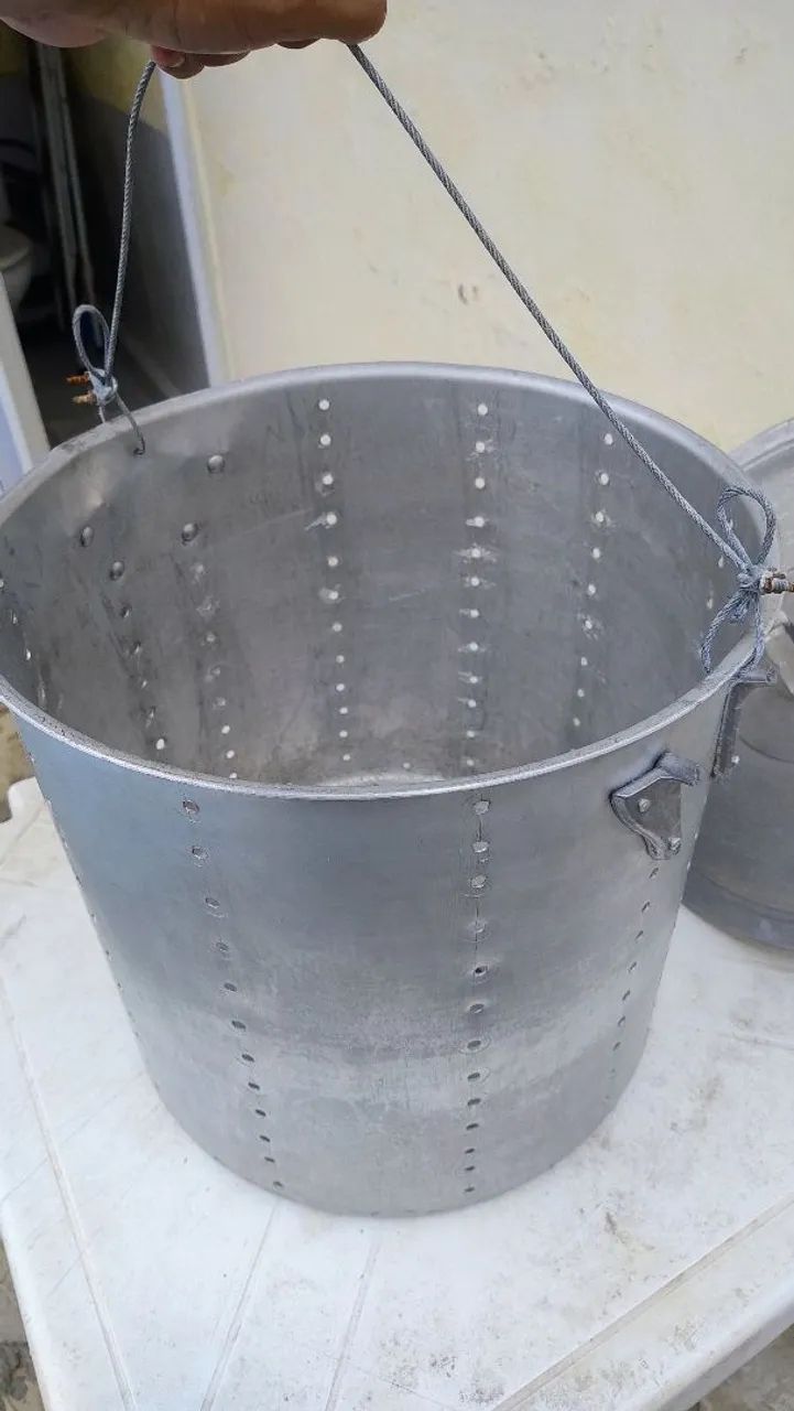 Panela industrial em alumínio em peneira.