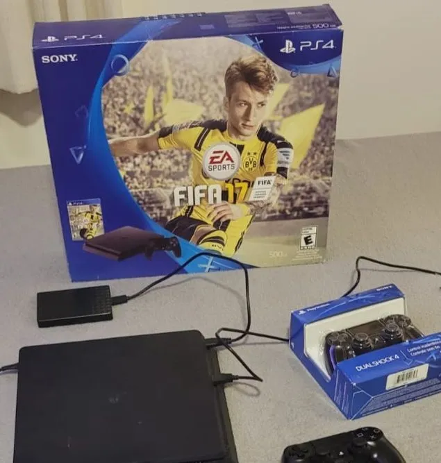 Playstation 4 (PS4) Slim 500GB + 7 Jogos físicos originais + Jogos do PSPlus + 2 controles