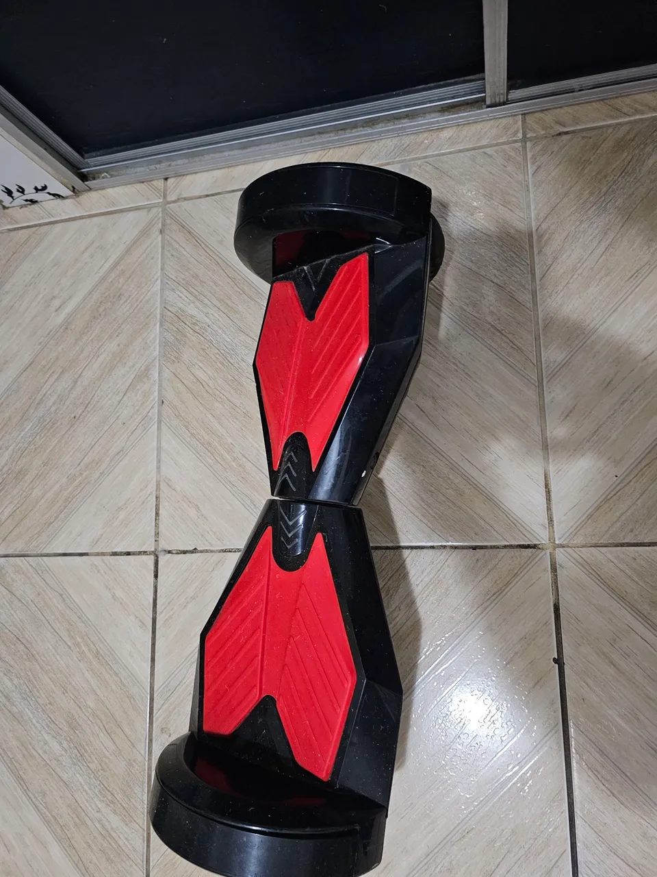 Hoverboard Preto com Detalhes Vermelhos