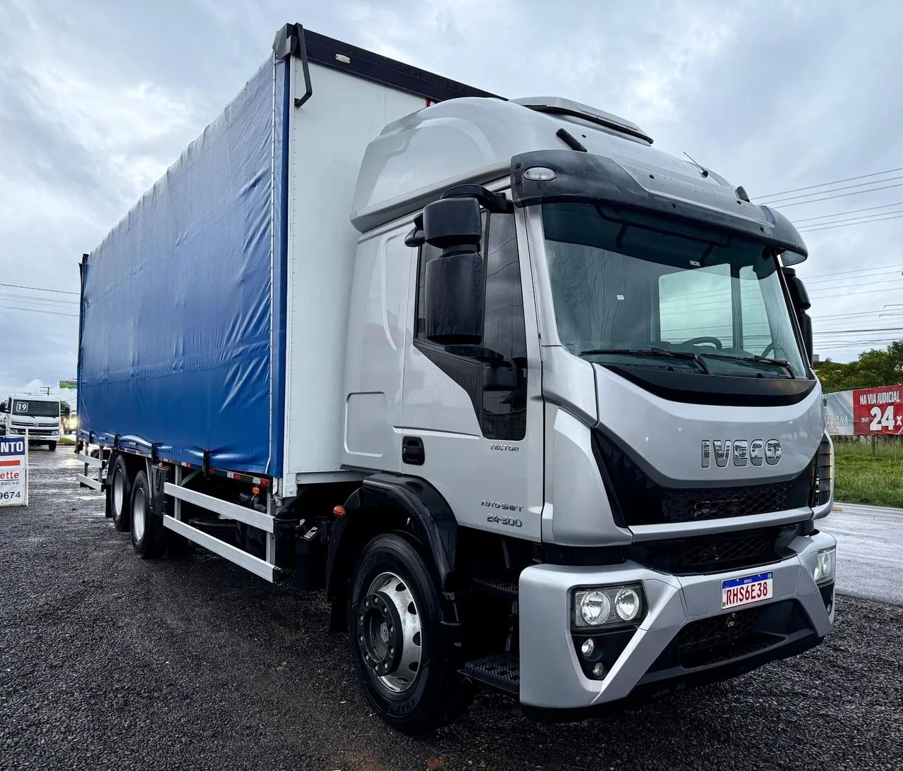 Iveco Tector 24300 ano 2022 / 77.000km Total Sider - Foto 2