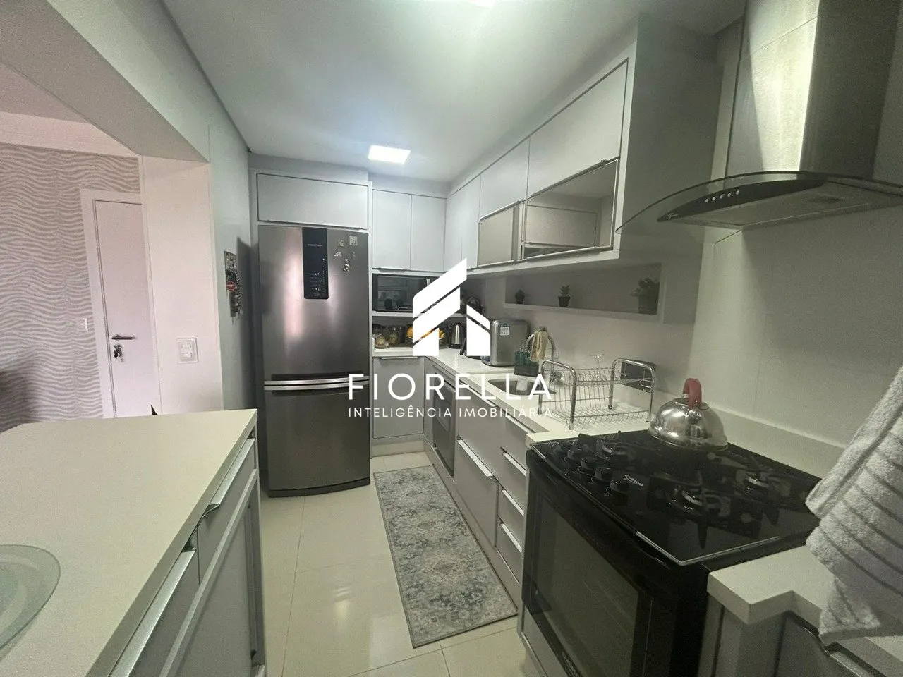 Apartamento à venda, com 03 quartos, sendo 01 suíte, no Balneário do Estreito em Florianóp