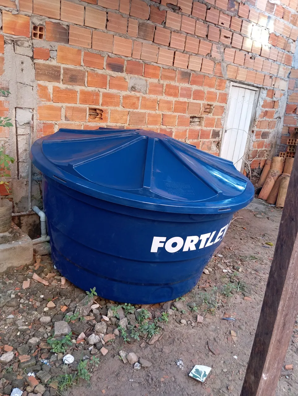 Caixa d'água azul 1000 litros. R$300ros