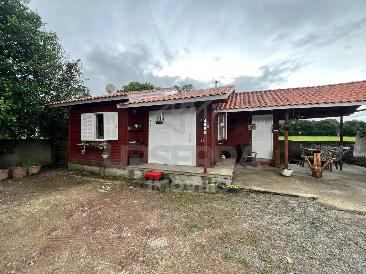 Casa de Madeira a Beira de Rodovia