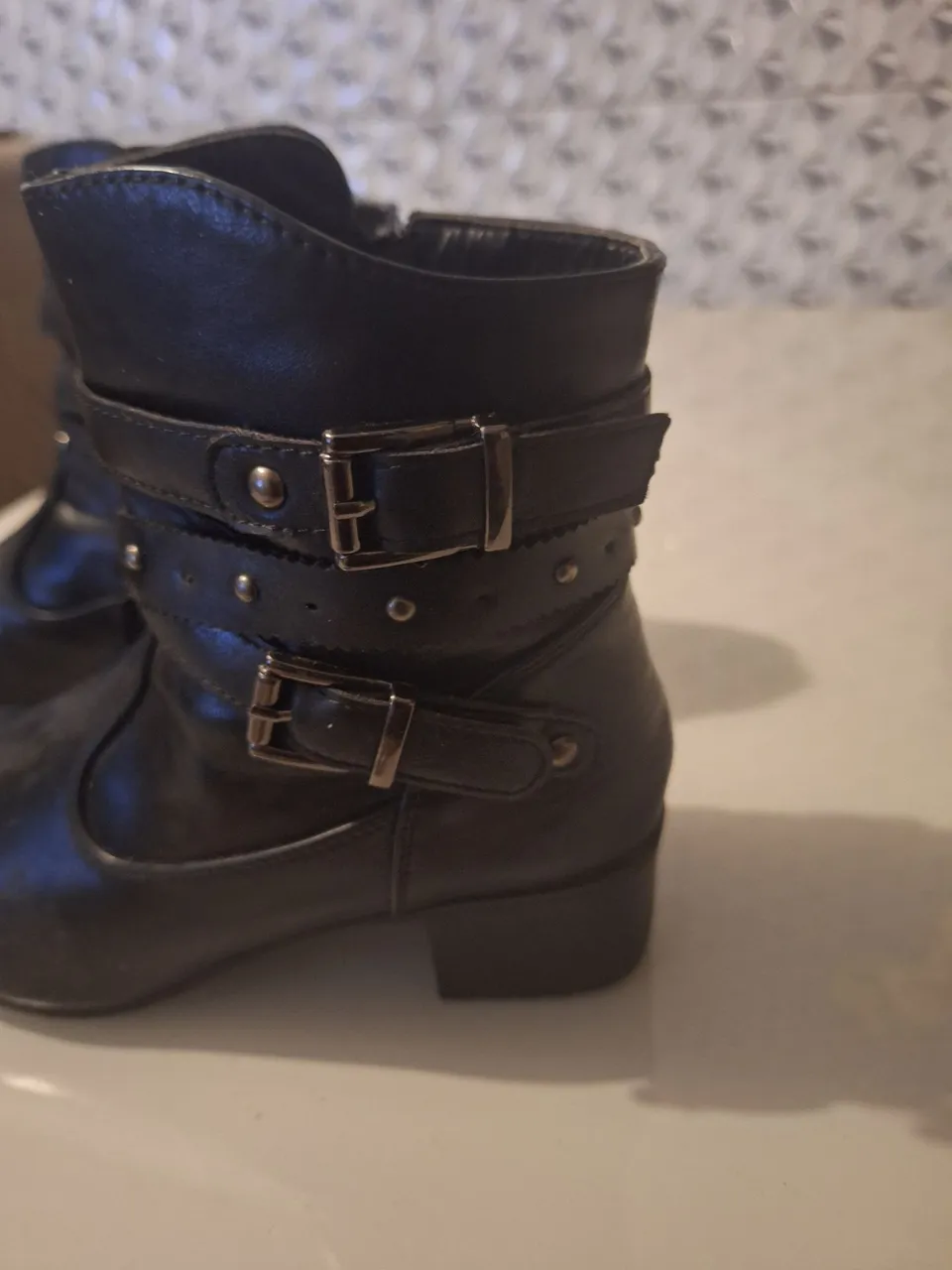 Bota feminina pretas com fivelas