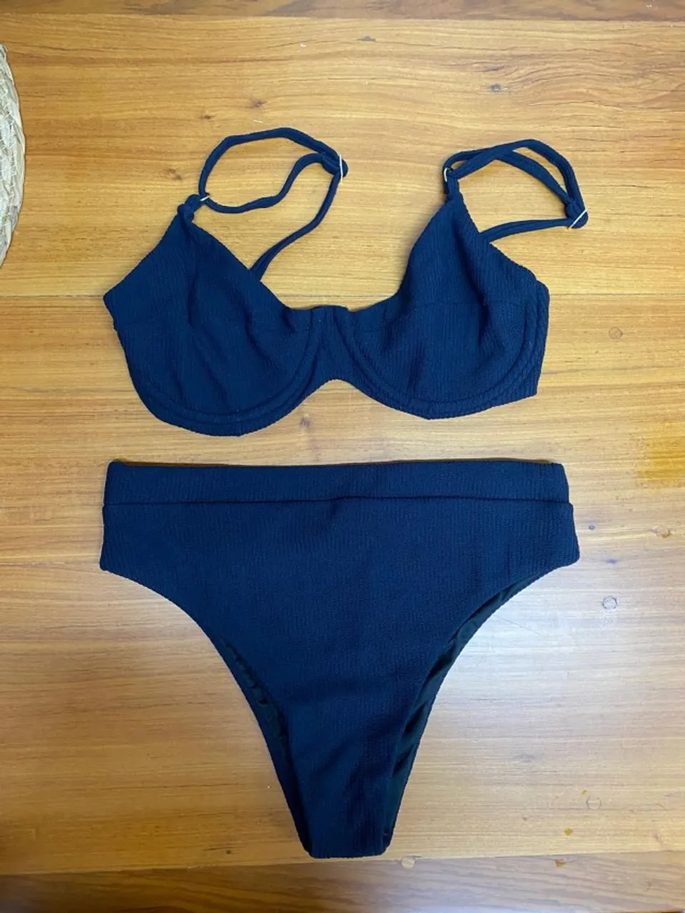 Biquíni Preto Texturizado Top com Aro e Calcinha Hot Pant