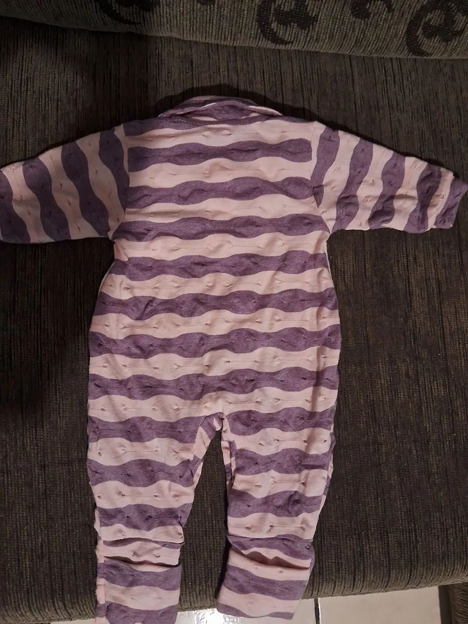 Macacão de bebê listrado - Foto 2
