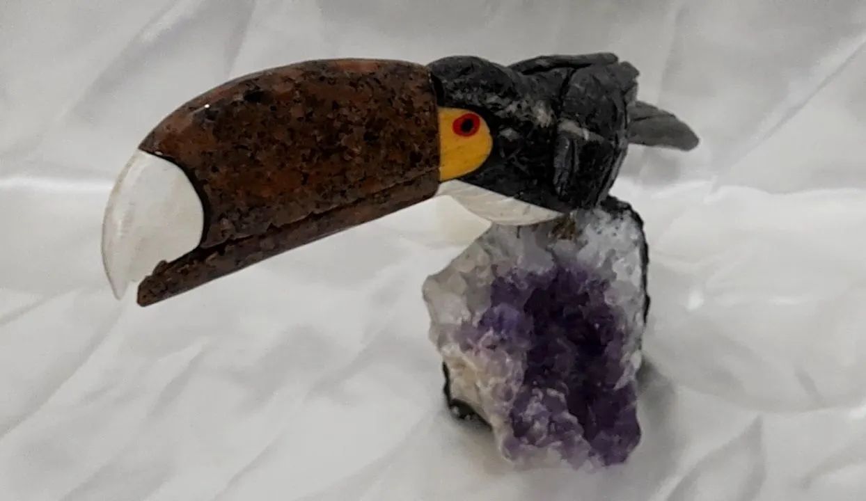 ESCULTURA TUCANO PEDRA NATURAL ESTATUETA CENTRO DE MESA ARTE DECORAÇÃO DRUSA AMETISTA.