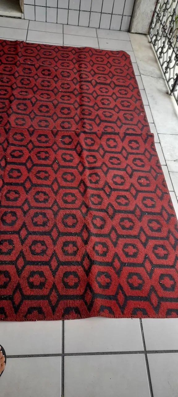 Tapete Vermelho com Design Geométrico