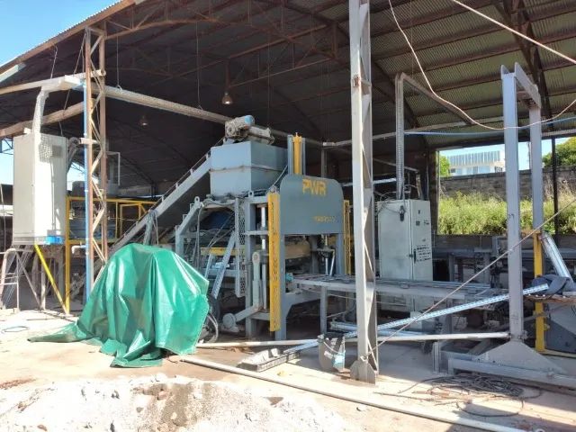 LINHA DE PRODUÇÃO DE BLOCOS E PAVERS DE CONCRETO - MISTURADOR, VIBROPRENSAS e PALETIZADORA