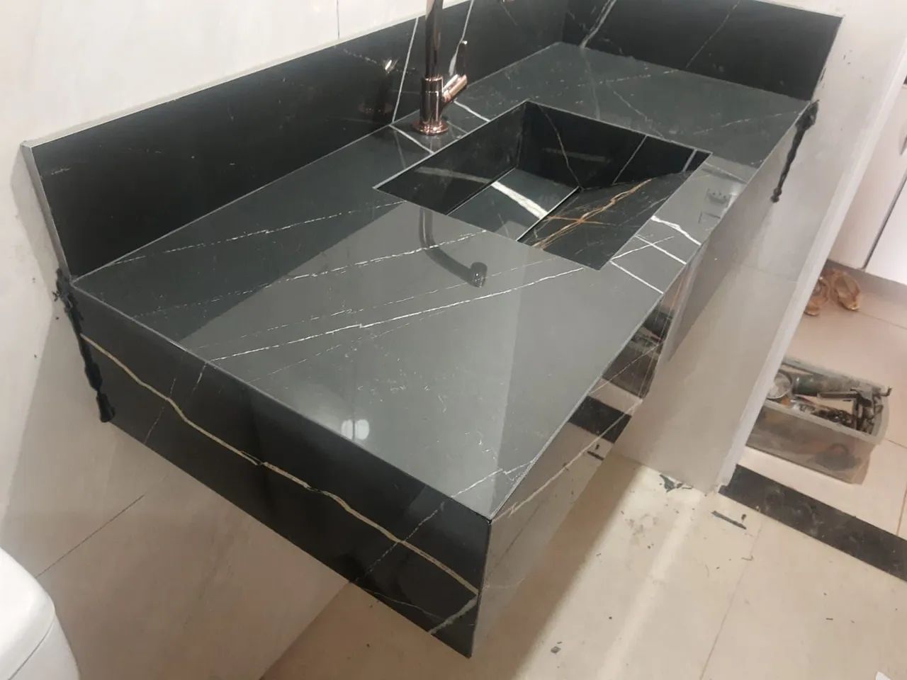 Pia de porcelanato preto com veios dourados