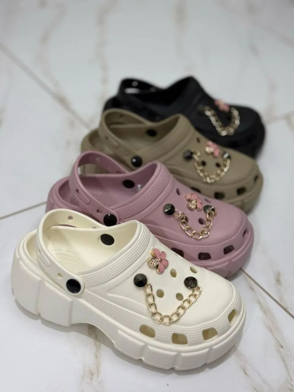 Crocs Charmosas Decoradas - Cores Variadas - Foto 3
