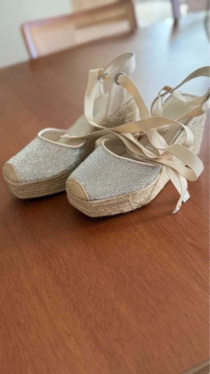 Sandália Espadrille Plataforma Bege com Detalhes em Renda