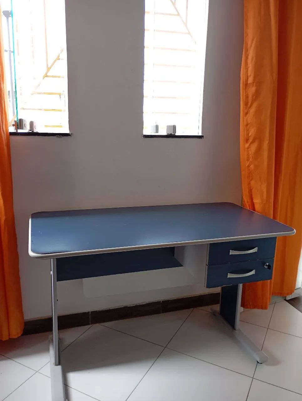 Mesa de Escritório Azul com Gavetas