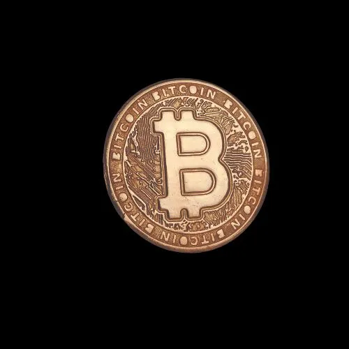 Peça tipo moeda de cobre puro com estampa do bitcoin e da flor da vida