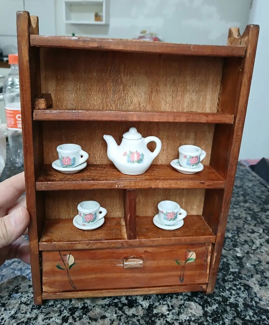 Mini armário em madeira com peças tipo porcelana 