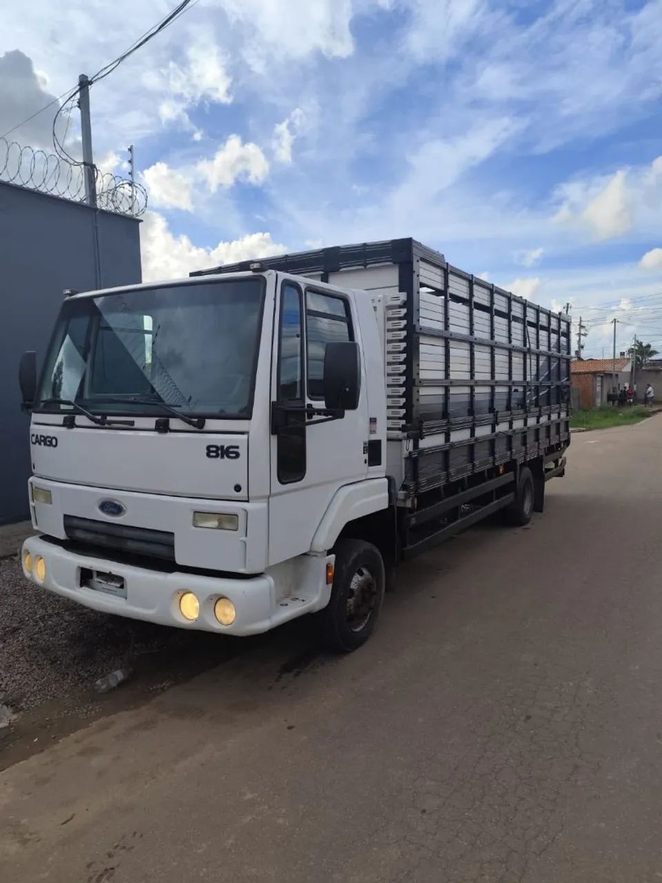 Caminhão Ford cargo 816 com sobre grade boiadeiro 