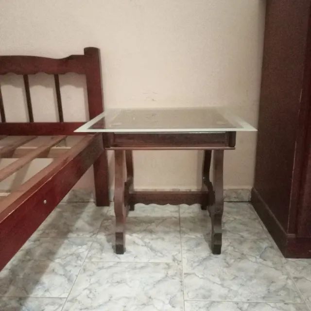 Mesa de canto em madeira de lei com tampo em vidro temperado - Foto 2