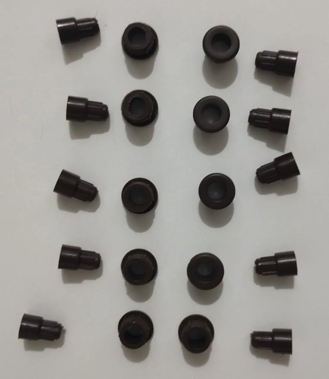 Arremate 0,6mm marrom + suporte pino plástico para prateleira