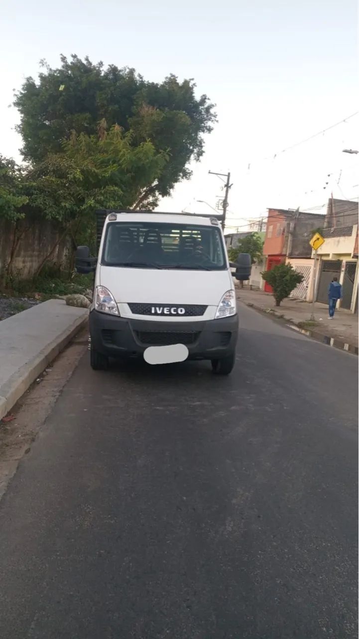 Iveco 35 s 14. Camionete carroceria ano.  2012. Mod. 2013. 