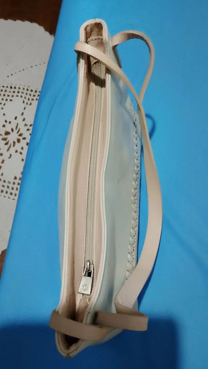 Bolsa de couro, na cor gelo, marca Edu bolsas. - Foto 3