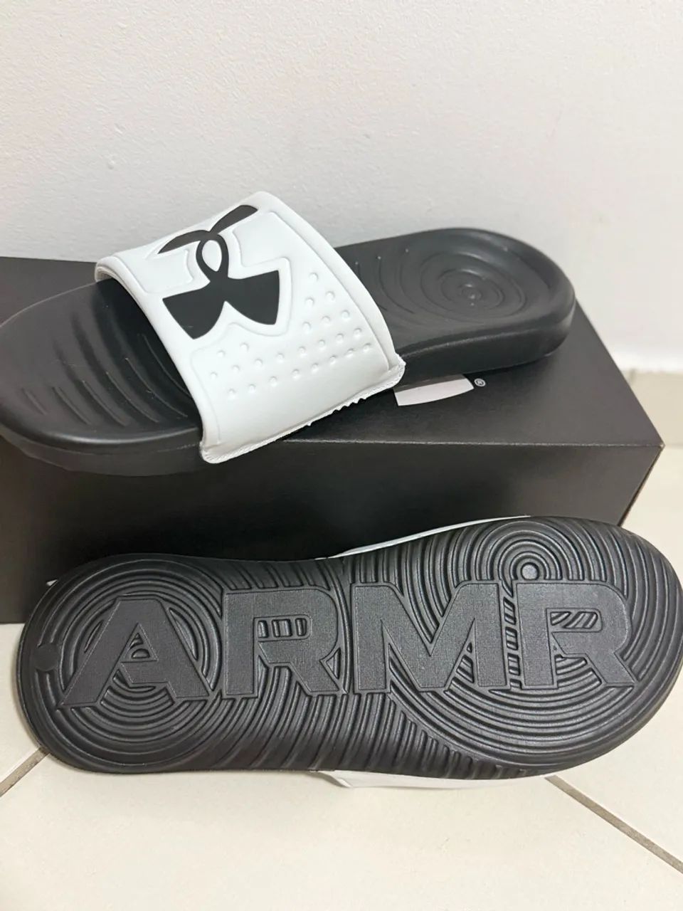 chinelo under armour ansa light branco e preto 43/44 - Foto 3