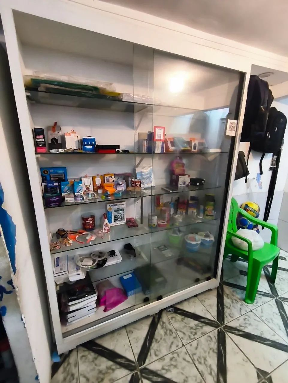 Vitrine expositora de MDF e vidro. - Foto 2