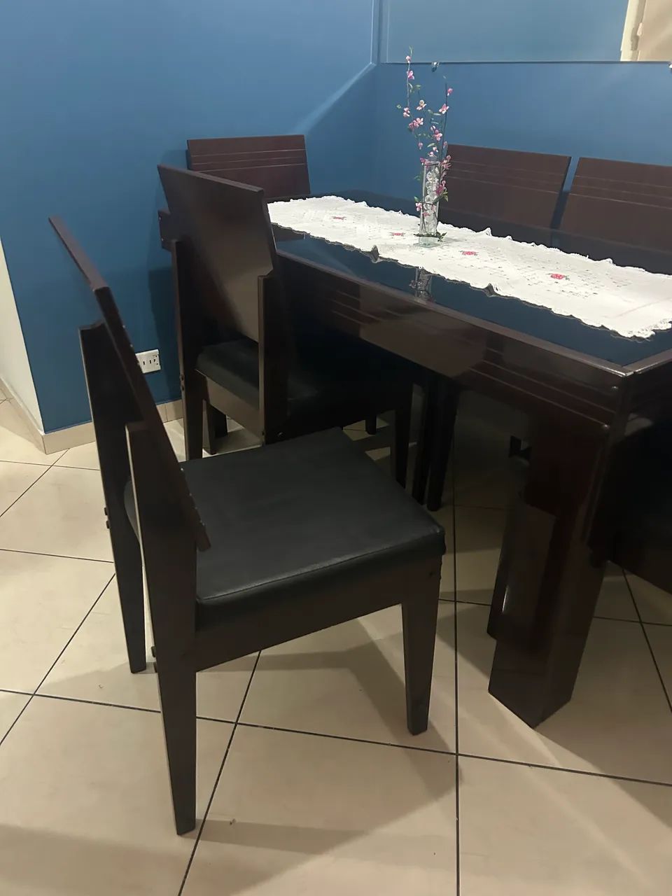 Mesa6 lugares madeira e vidro com cadeiras - Foto 2
