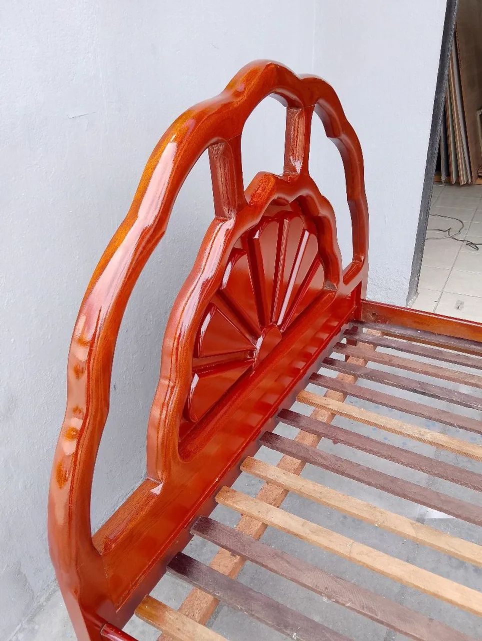 Cama de madeira maciça 