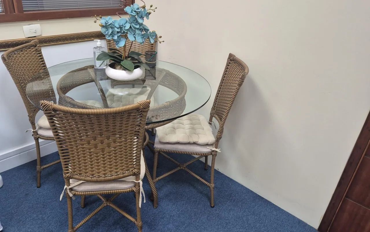 VENDE-SE MESA REDONDA COM 4 CADEIRAS COM PROTEÇÕES, MATERIAL DE VINIL