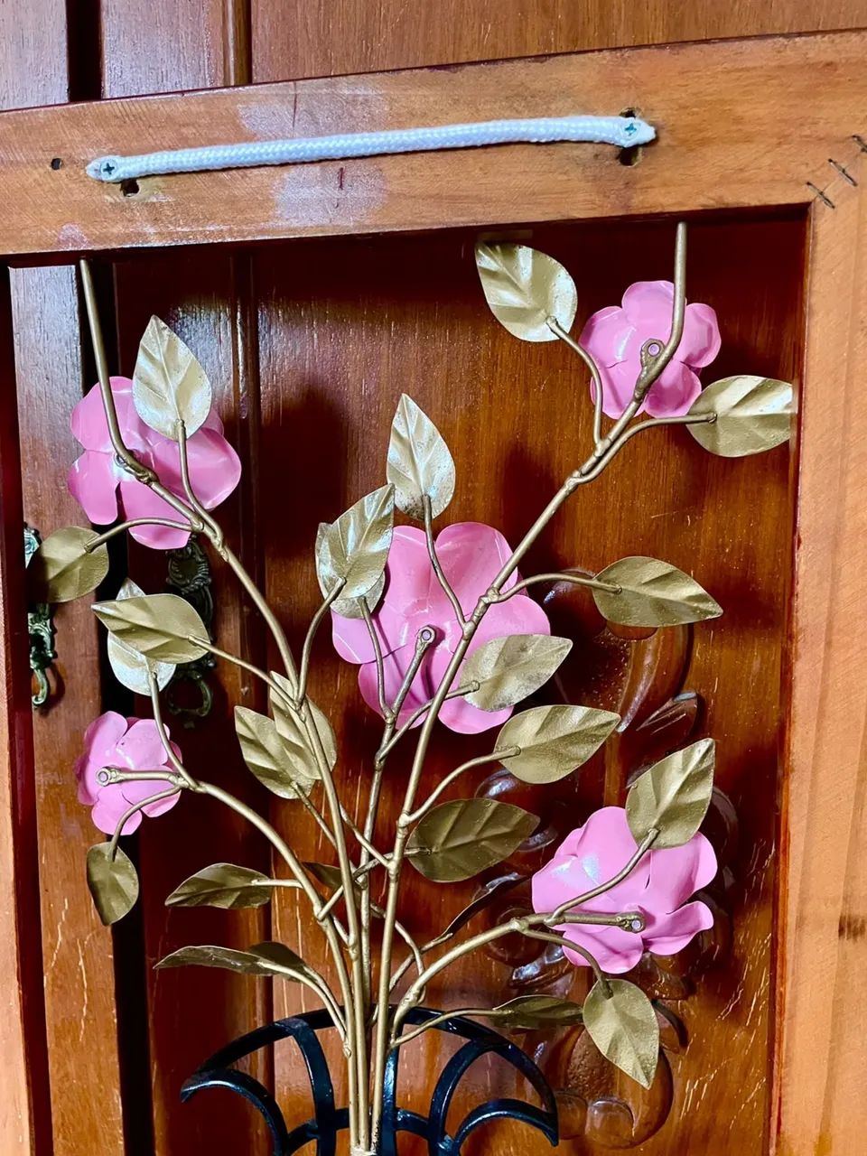 QUADRO RÚSTICO COM FLORES E VASO DE FERRO ESTILO FRANCÊS  - Foto 5