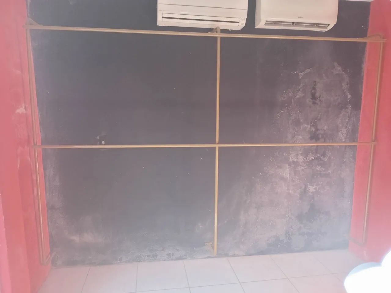 Arara de roupas de parede p/ loja - Foto 2