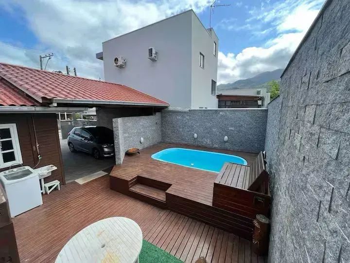 Casa com piscina à venda na praia da Enseada de Brito, Palhoça-SC