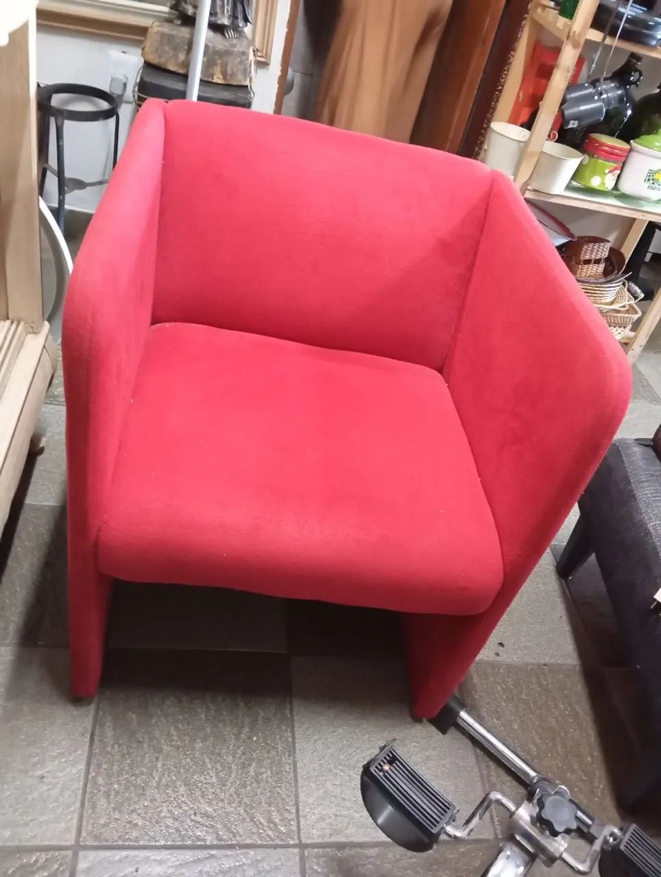 Poltrona reta vermelha 01 lugar moderna e confortável.