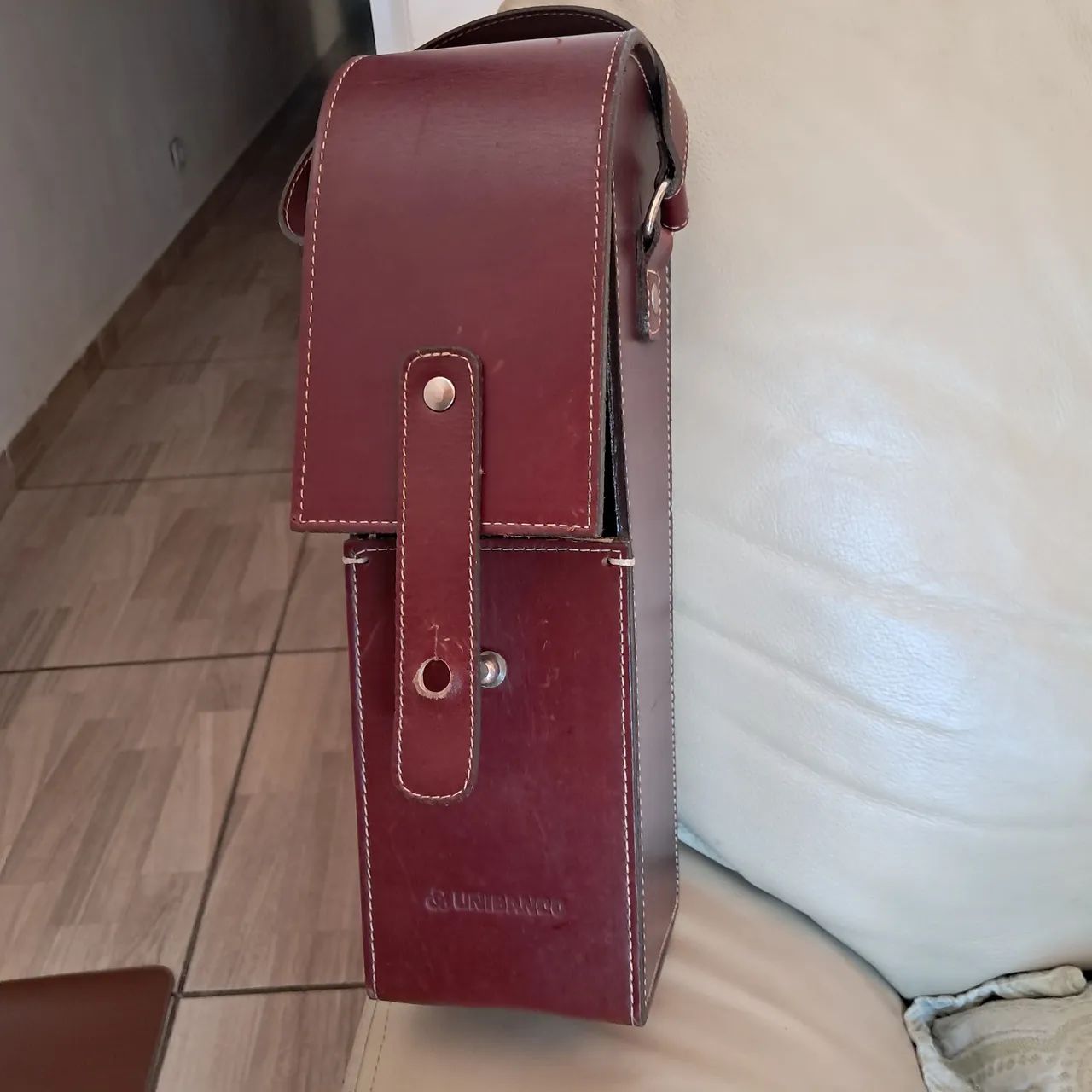 Uma porta vinhos de couro  - Foto 2