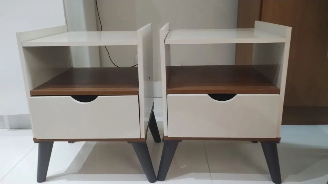 2 mesinhas de cabeceira com bege e madeira 