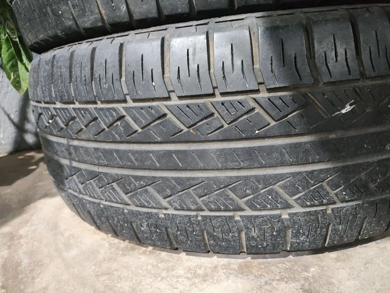 Pneus 245/65- aro 17 sendo 1 Goodyear e 3 Pirelli  - Foto 5
