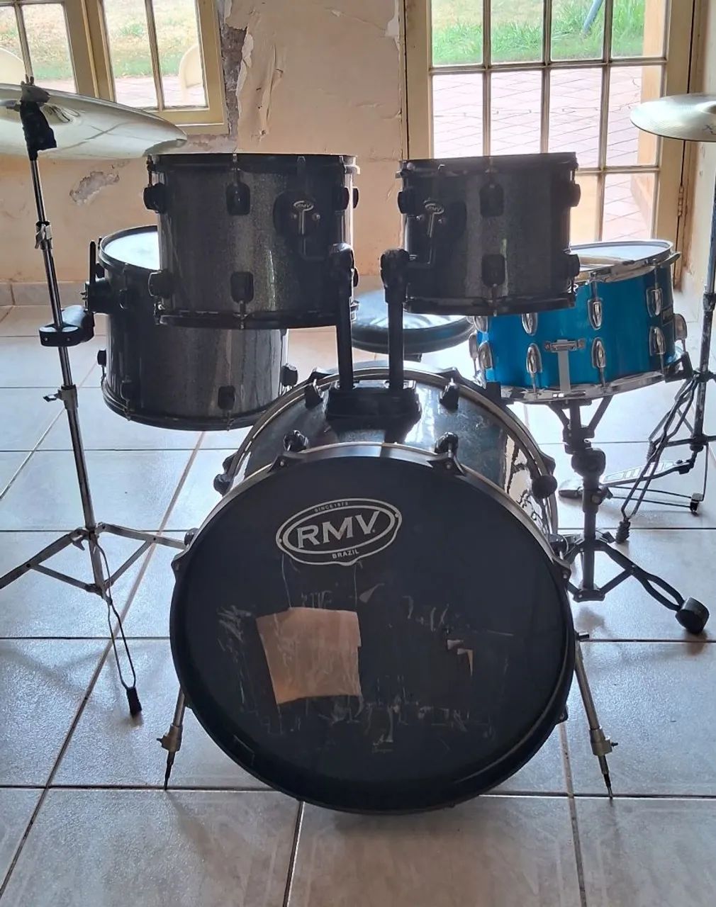 Bateria completa com pratos Só 1400 - Foto 3