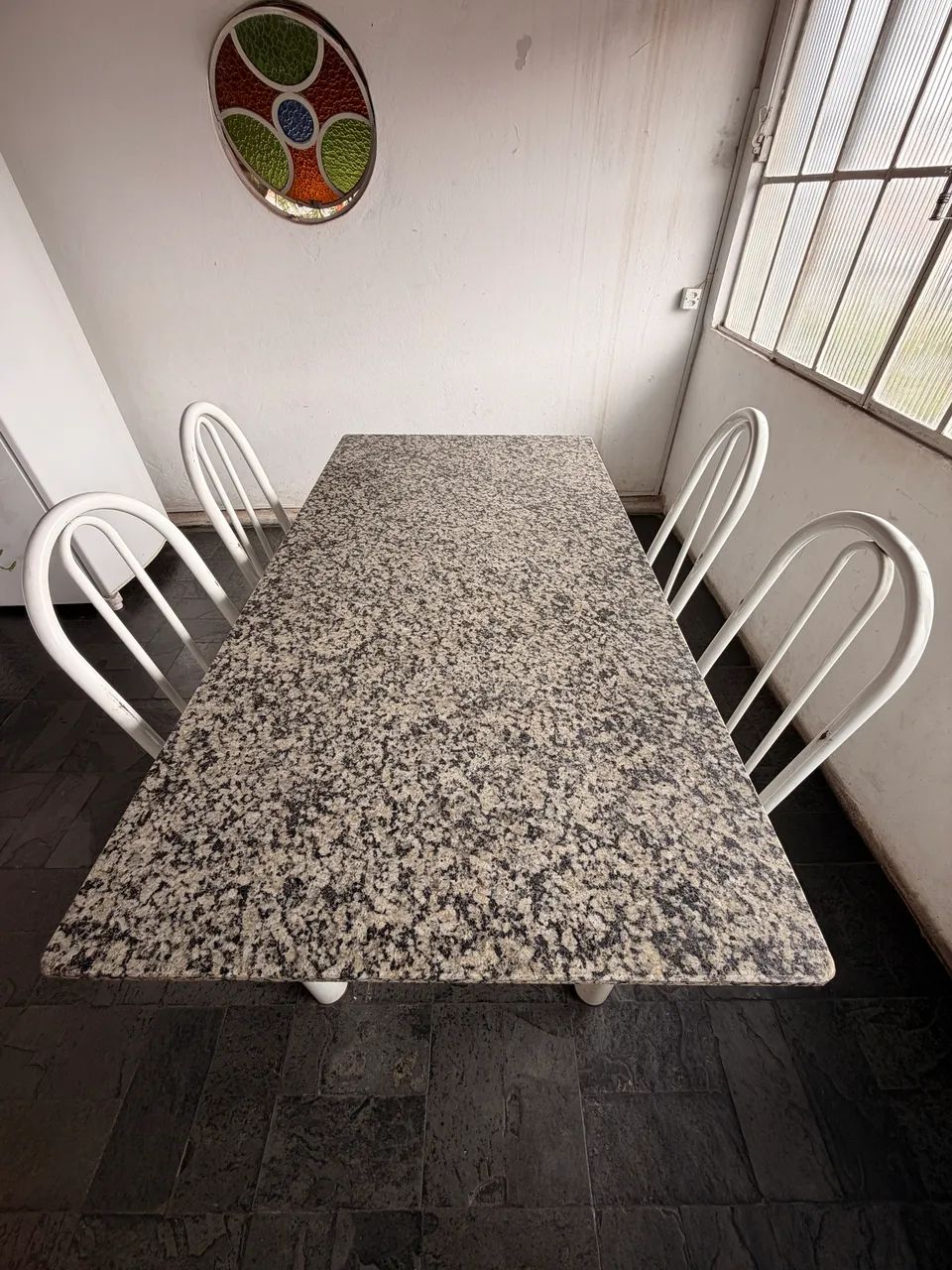 Mesa em granito com cadeiras