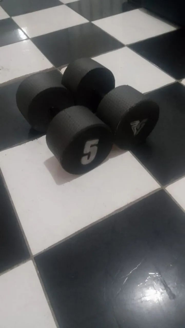 Dois halteres de 5kg  - Foto 4
