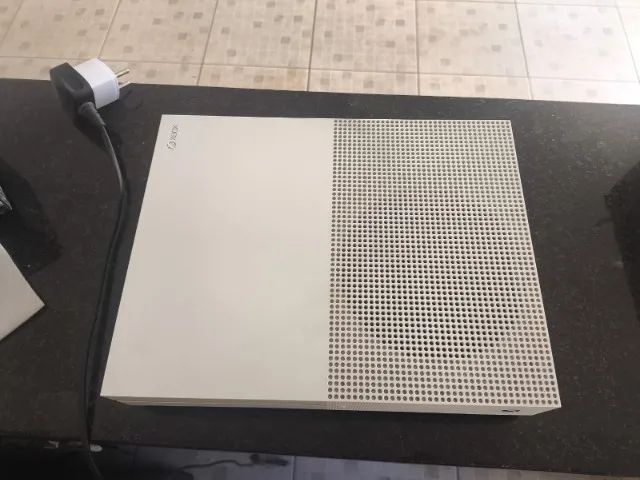 Xbox One S 500 GB + 2 Controles