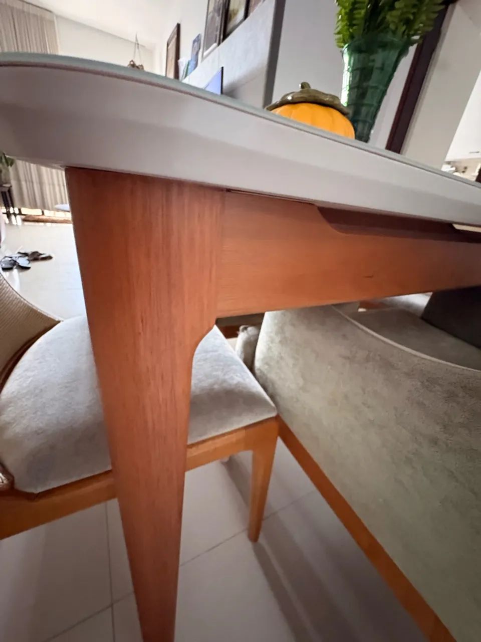 Mesa de Madeira Maciça com 4 cadeiras - Foto 4