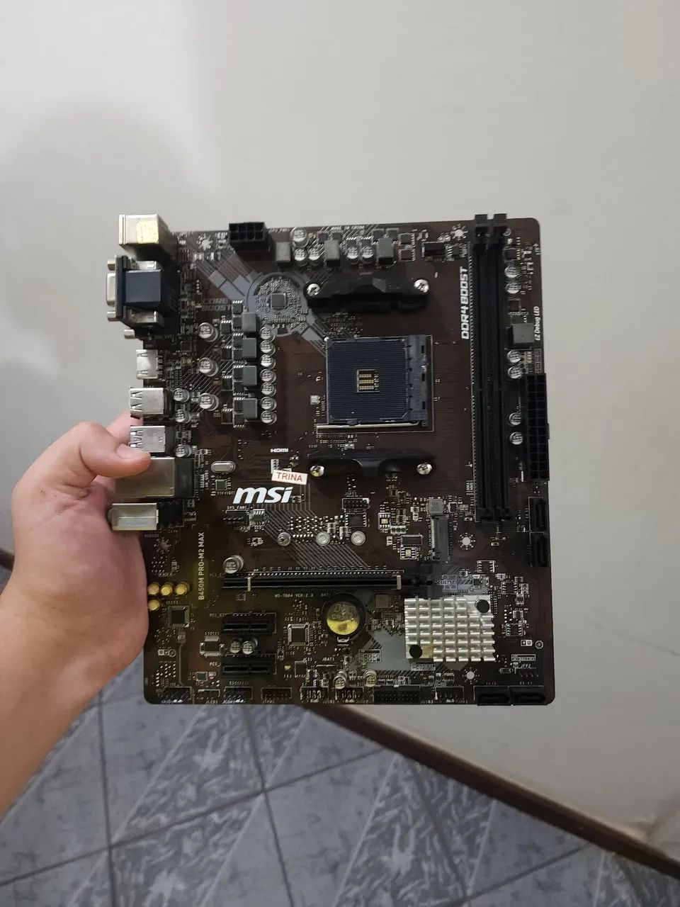 Placa mãe b450m com avaria