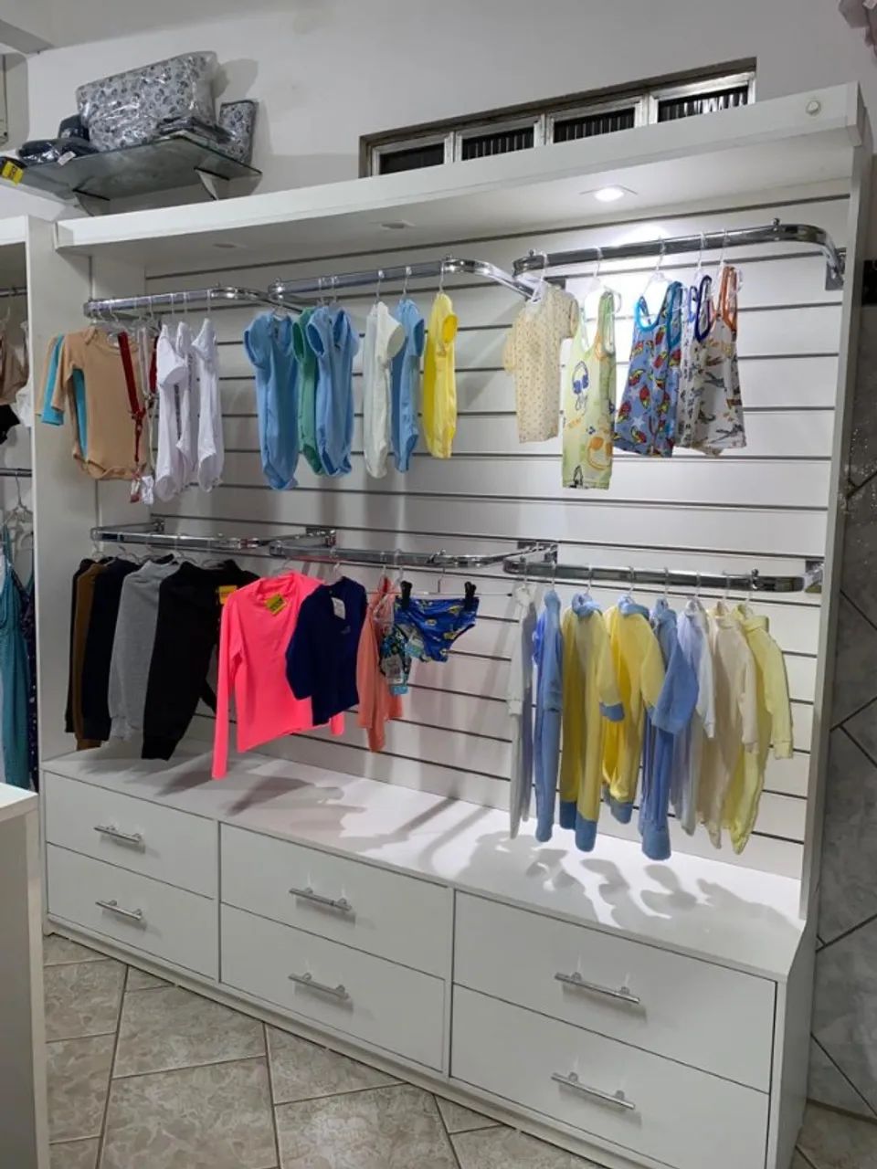 Estante em MDF com Painel Canaletado e 6 Gavetas - Foto 4