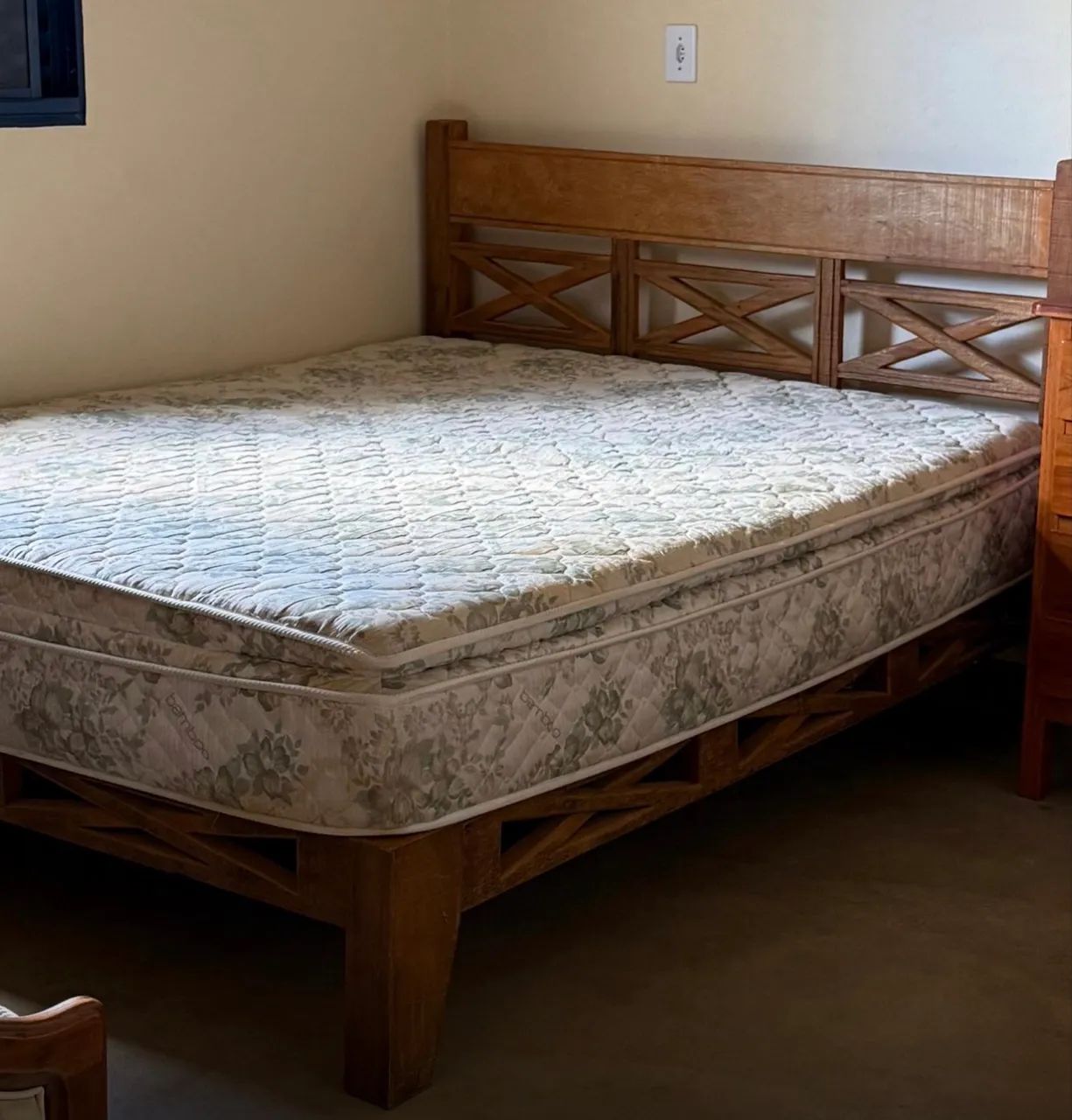 Wooden Queen-Size Bed65704324055298121