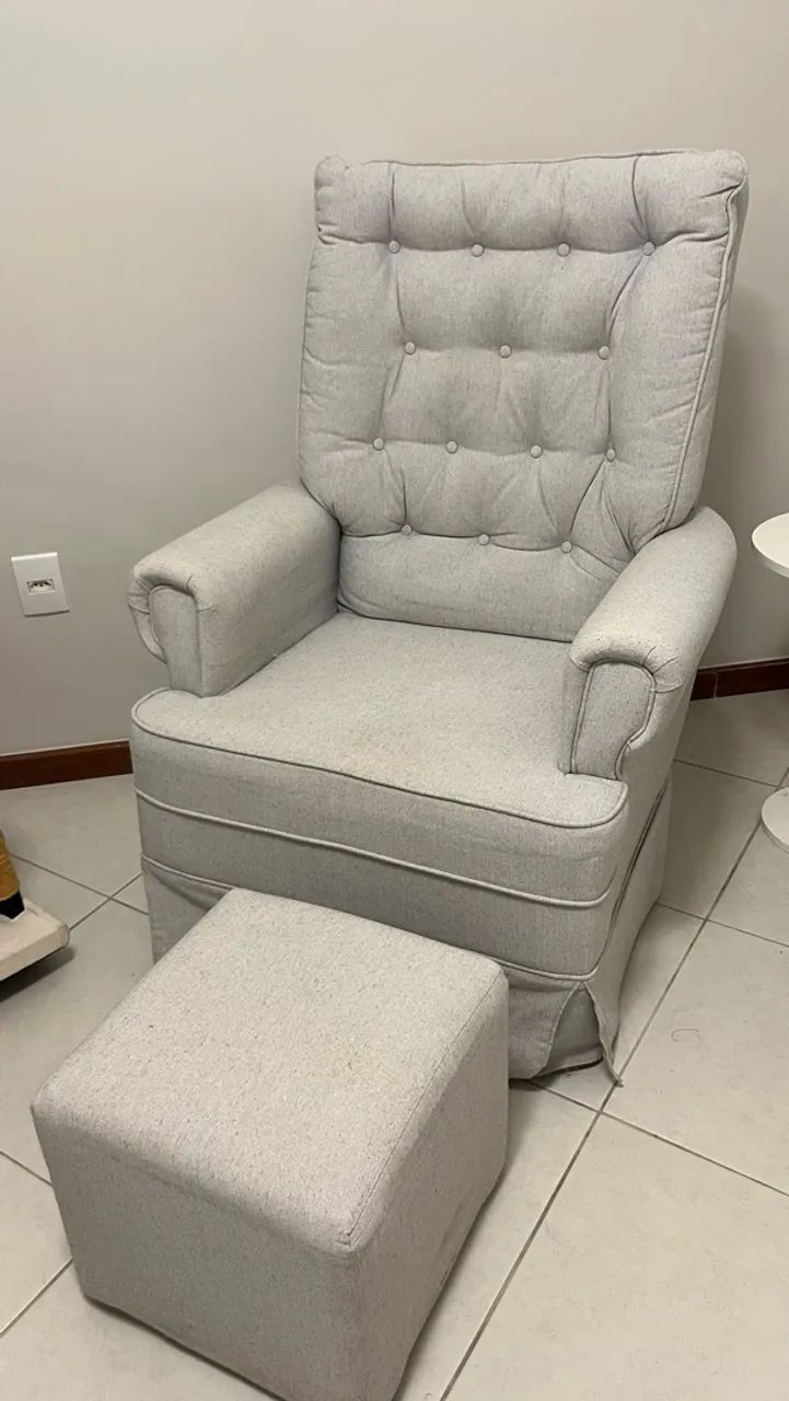 Poltrona amamentação de balanço + puff em linho - Foto 2